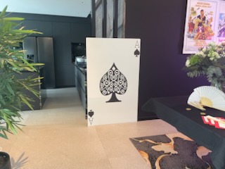 Décor sur le thème du casino avec une grande carte as de pique, et affiche d'un film de James Bond au mur