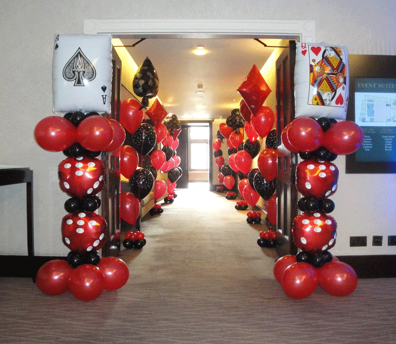 Décoration d'une entrée sur le thème du casino avec ballons rouges et noirs, cartes en ballons, dés en ballons